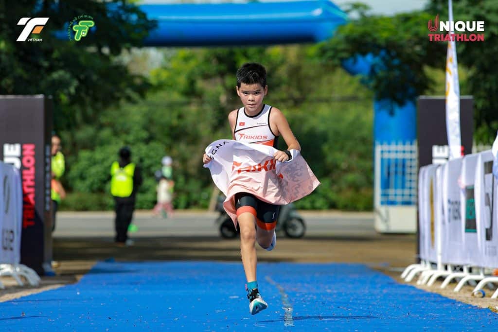 Hình ảnh Bình Minh tại vạch đích