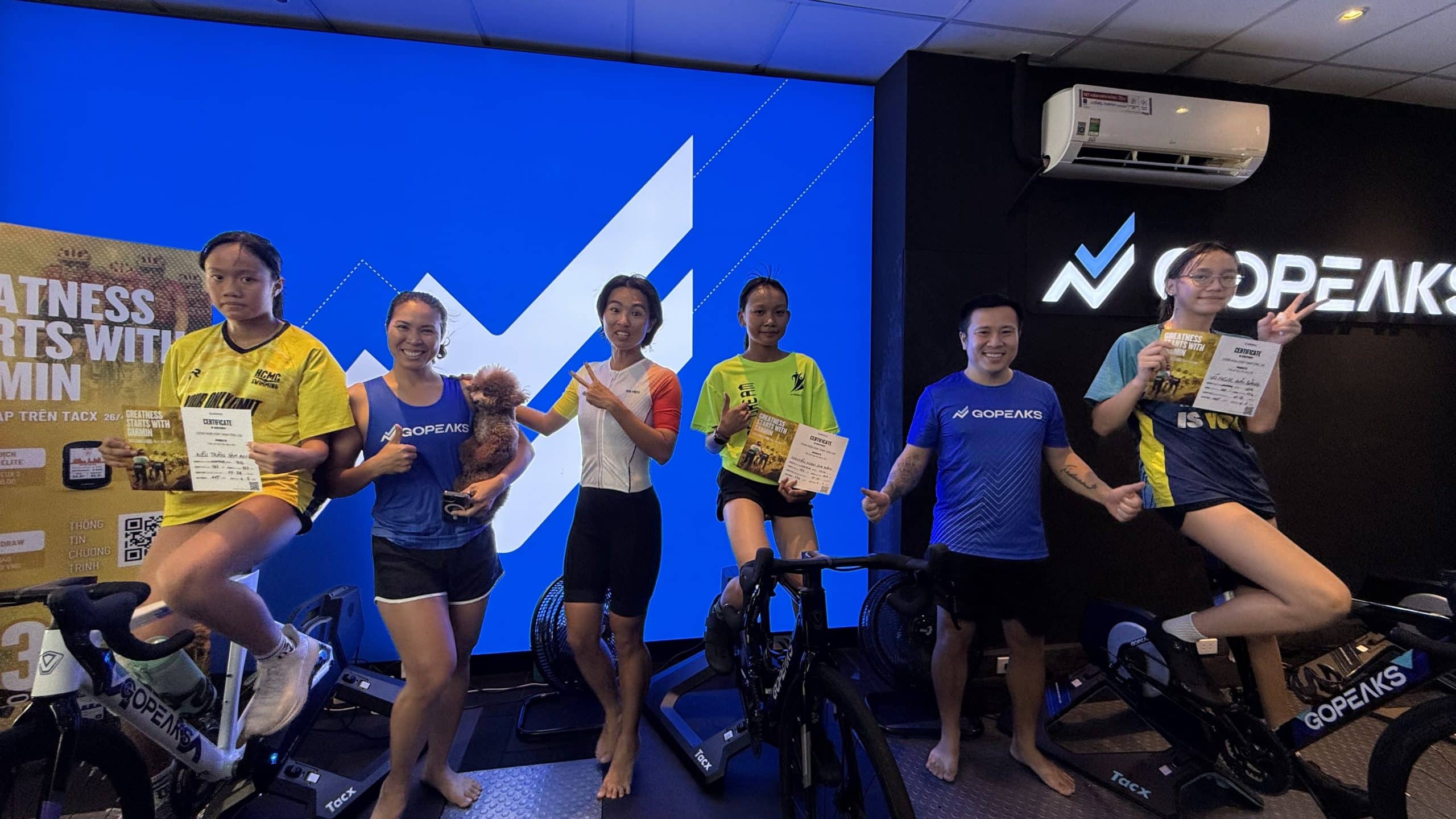 Học viên TriKids trong buổi đạp xe trainer trong nhà