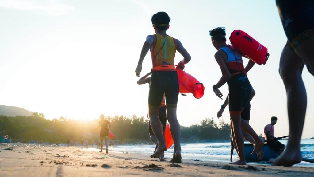 Những Ironman nhí đang tập chạy bộ buổi sáng