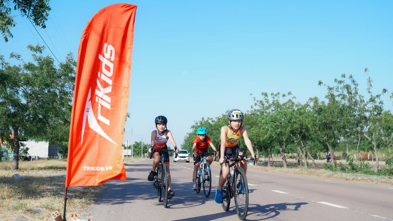 Toàn cảnh kỳ tập huấn Triathlon 2 ngày 1 đêm tại Bàu Trắng của các " IRONMAN tương lai" của nhà Trikids
