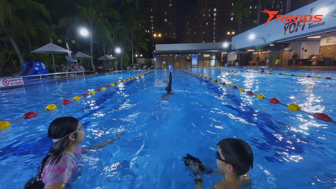 Một buổi tập kỹ thuật bơi của các bạn "lò" Trikids.
