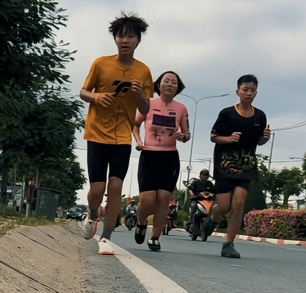 Sự nỗ lực của các con trong buổi tập tại Cần Giờ