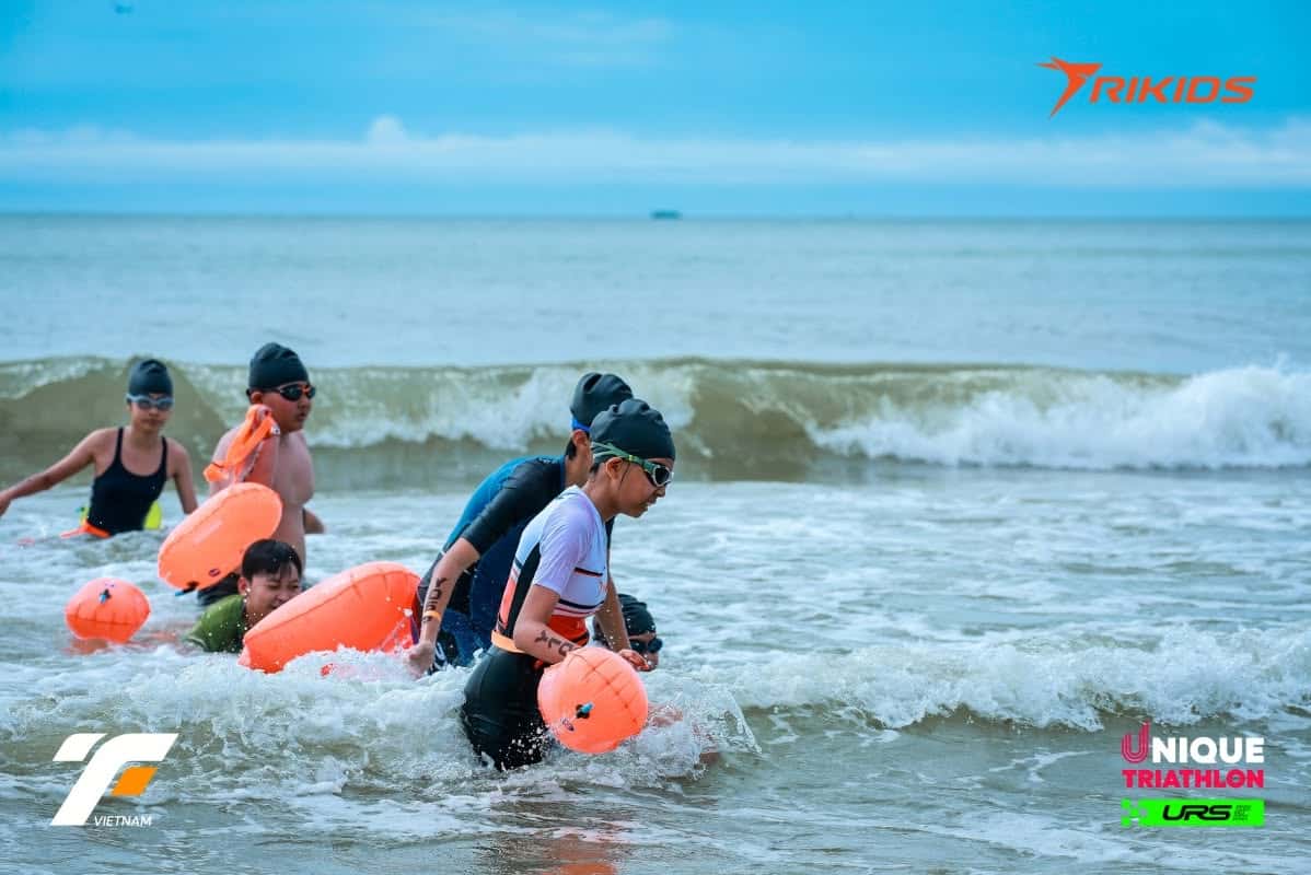 Học viên TriKids đạp xe trong hoạt động tại Cần Giờ