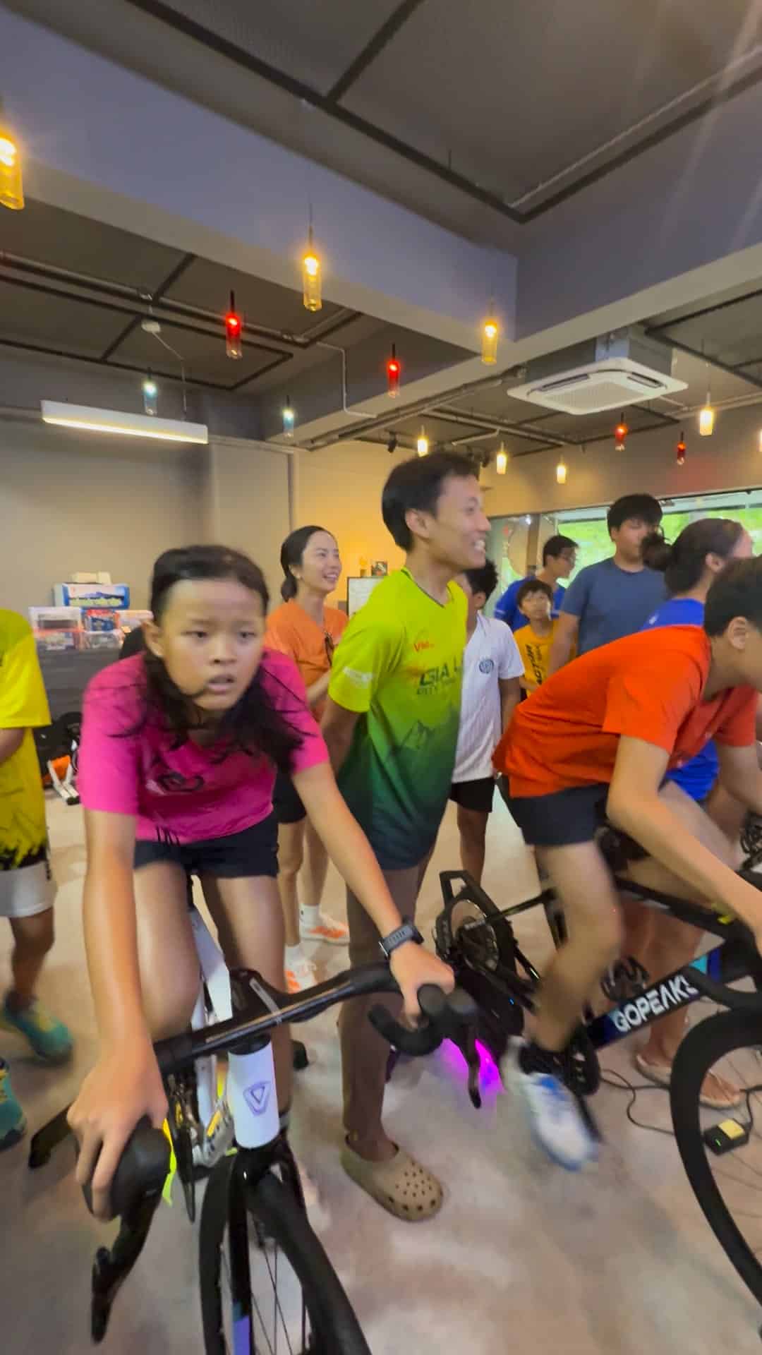 Ảnh tư liệu thực tế từ hoạt động thể thao TriKids minh họa chủ đề REDs ở vận động viên trẻ