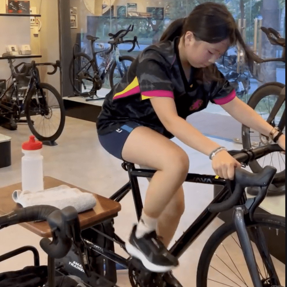 Bé Mèo tập đạp xe sau giờ học