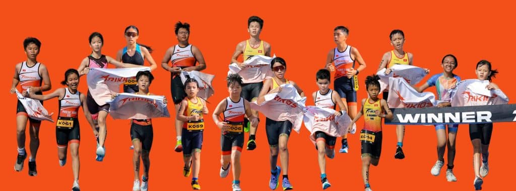 Các học viên thật của TriKids cùng cờ đội sau giải thi đấu
