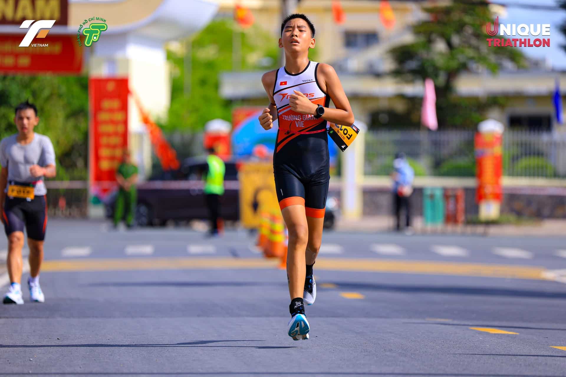 Ảnh tư liệu thực tế học viên TriKids tham gia hoạt động ba môn phối hợp minh họa khởi động trước khi bơi đạp chạy