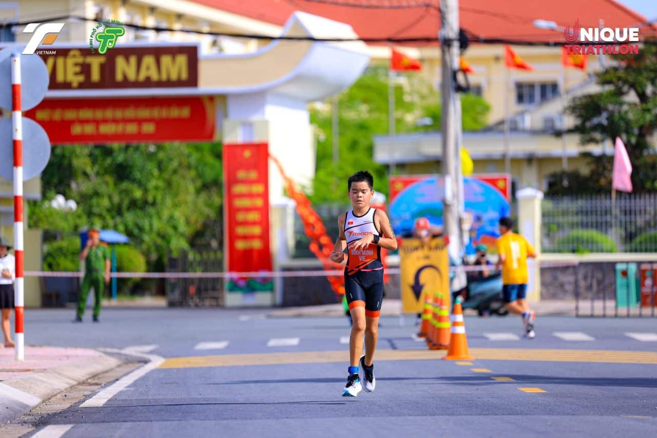 Trẻ tập thể thao trời nóng: Phòng mất nước và say nóng an toàn