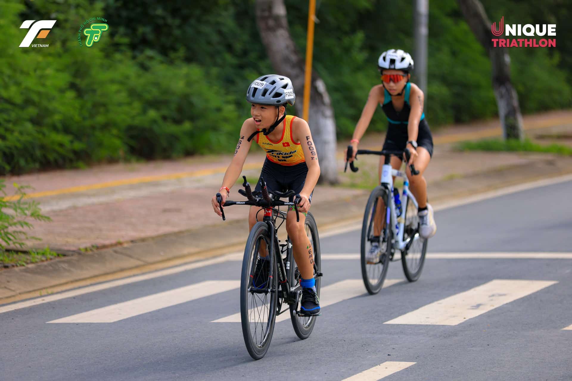 Hai vận động viên trẻ của TriKids thi đấu đạp xe