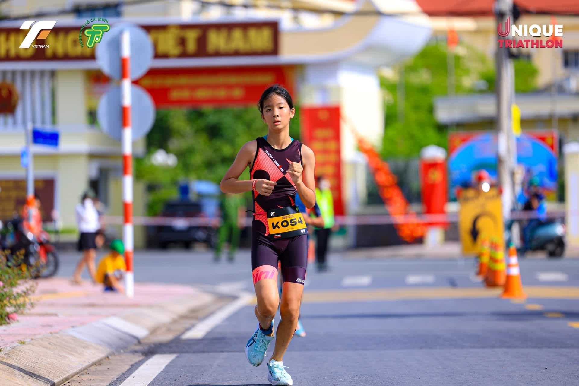 Học viên nữ TriKids chạy trong cuộc thi Triathlon