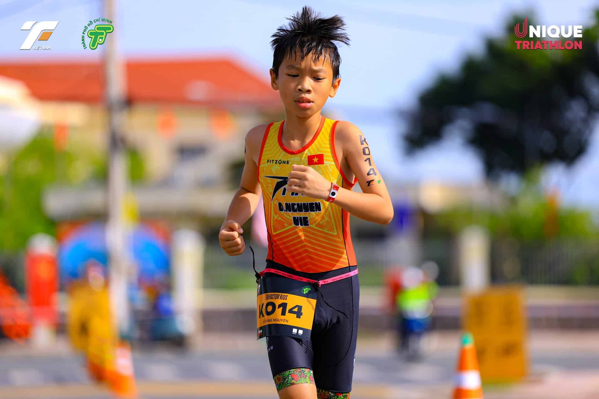 Học viên TriKids chạy bộ trong giải ba môn phối hợp